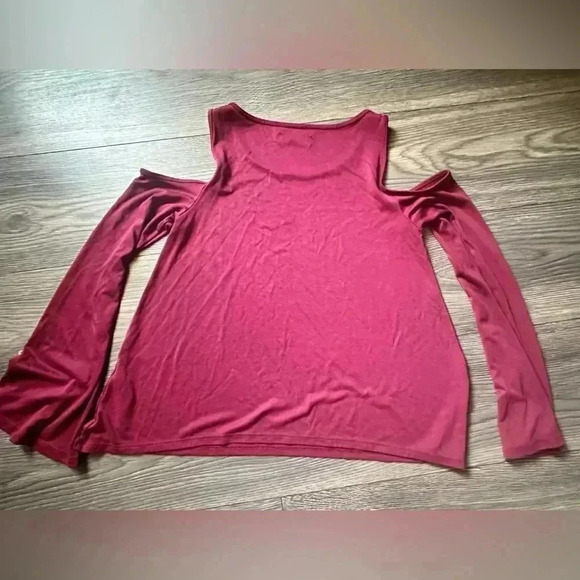 Hollister woman’s off the shoulder blouse - Picture 2 of 3